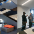 Collage aus 2 Fotos: Innenaufnahme des Gebäudes und Aufnahme von einem Teilnehmer mit aufgesetzter HoloLense und dem Referent Prof. Neudecker