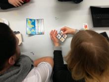 Teilnehmende beim Spielen Teilnehmende beim Spielen